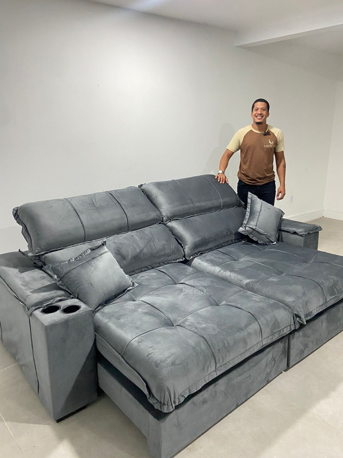 SOFÁ RETRÁTIL E RECLINÁVEL ZEUS CINZA – ENTRADA USB E CARREGADOR POR INDUÇÃO/ PORTA COPOS.