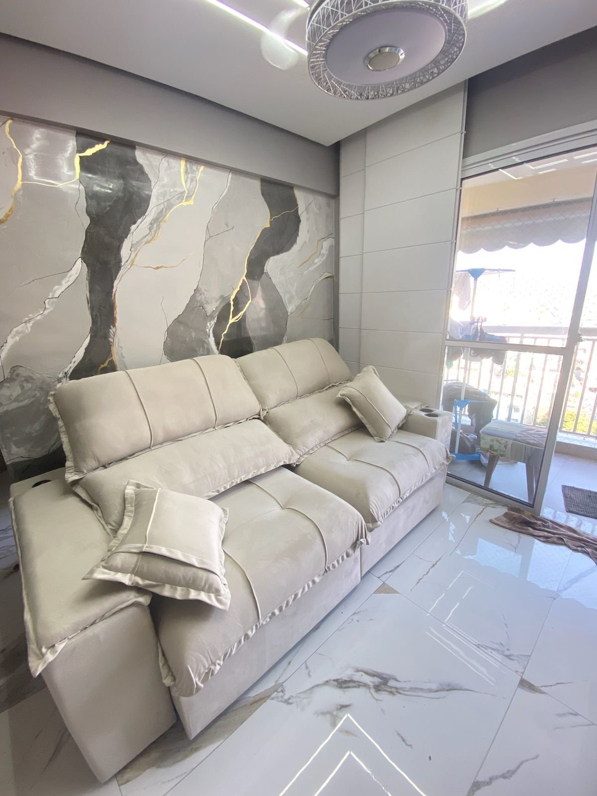 SOFÁ RETRÁTIL E RECLINÁVEL ZEUS BEGE – ENTRADA USB E CARREGADOR POR INDUÇÃO/ PORTA COPOS.