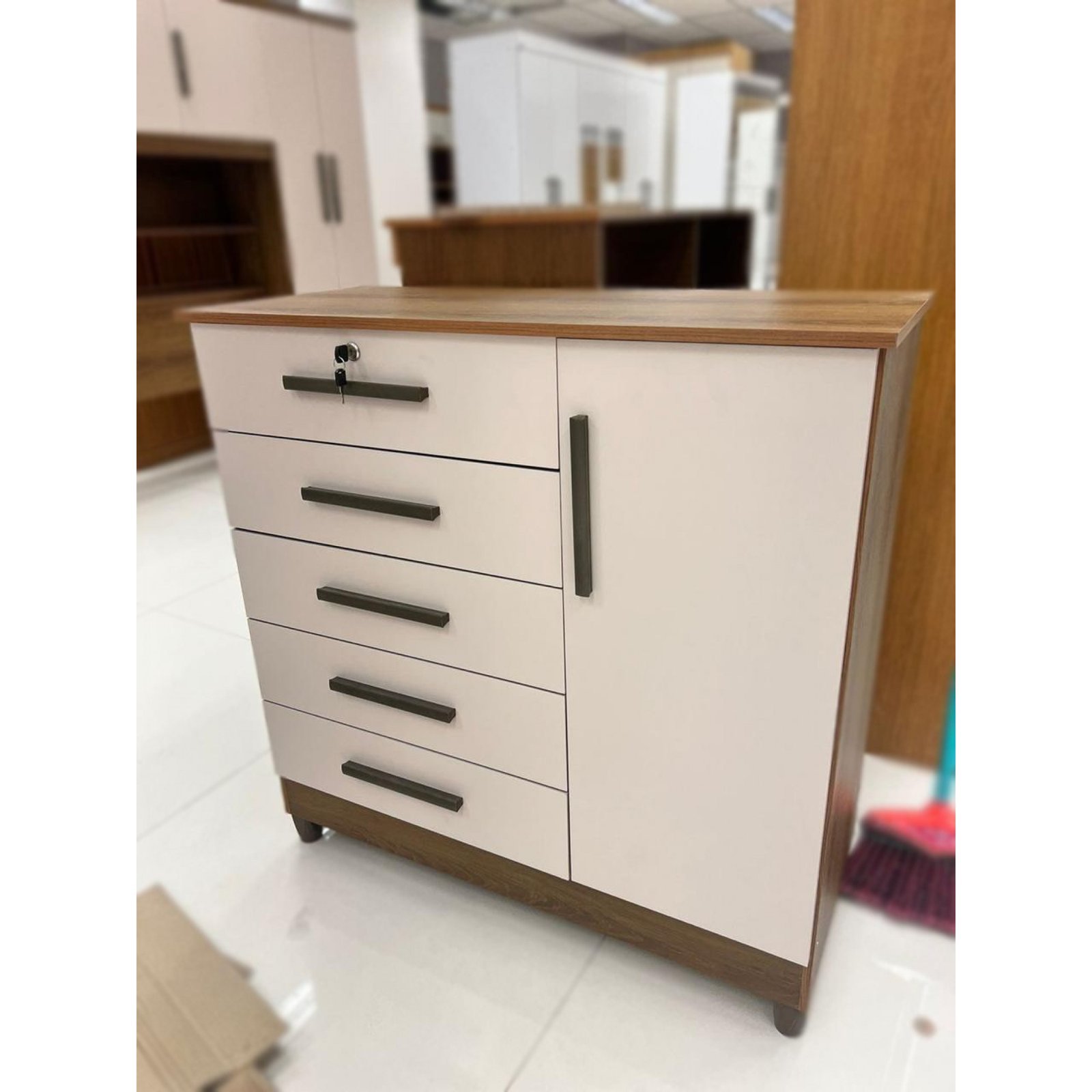 Cômoda Vitória c/ 4 Gavetas e 1 Porta e Chave - Imagem 2