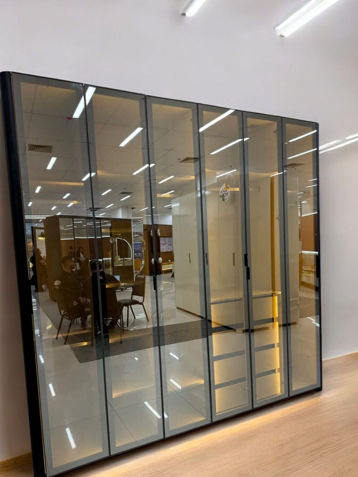 Roupeiro Innova 6 Portas de Vidro Reflecta da Gelius