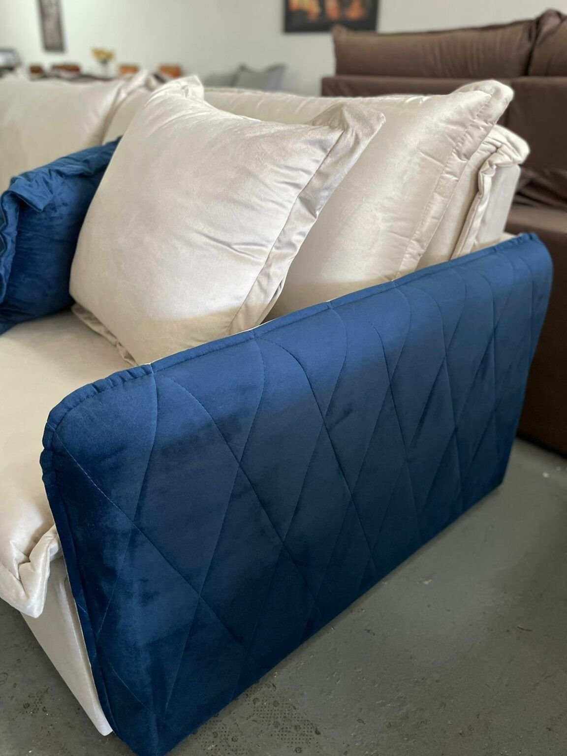 Sofá Cama Retrátil Blog Veludo Marfim/Azul – INNOVE ESTOFADOS - Imagem 3