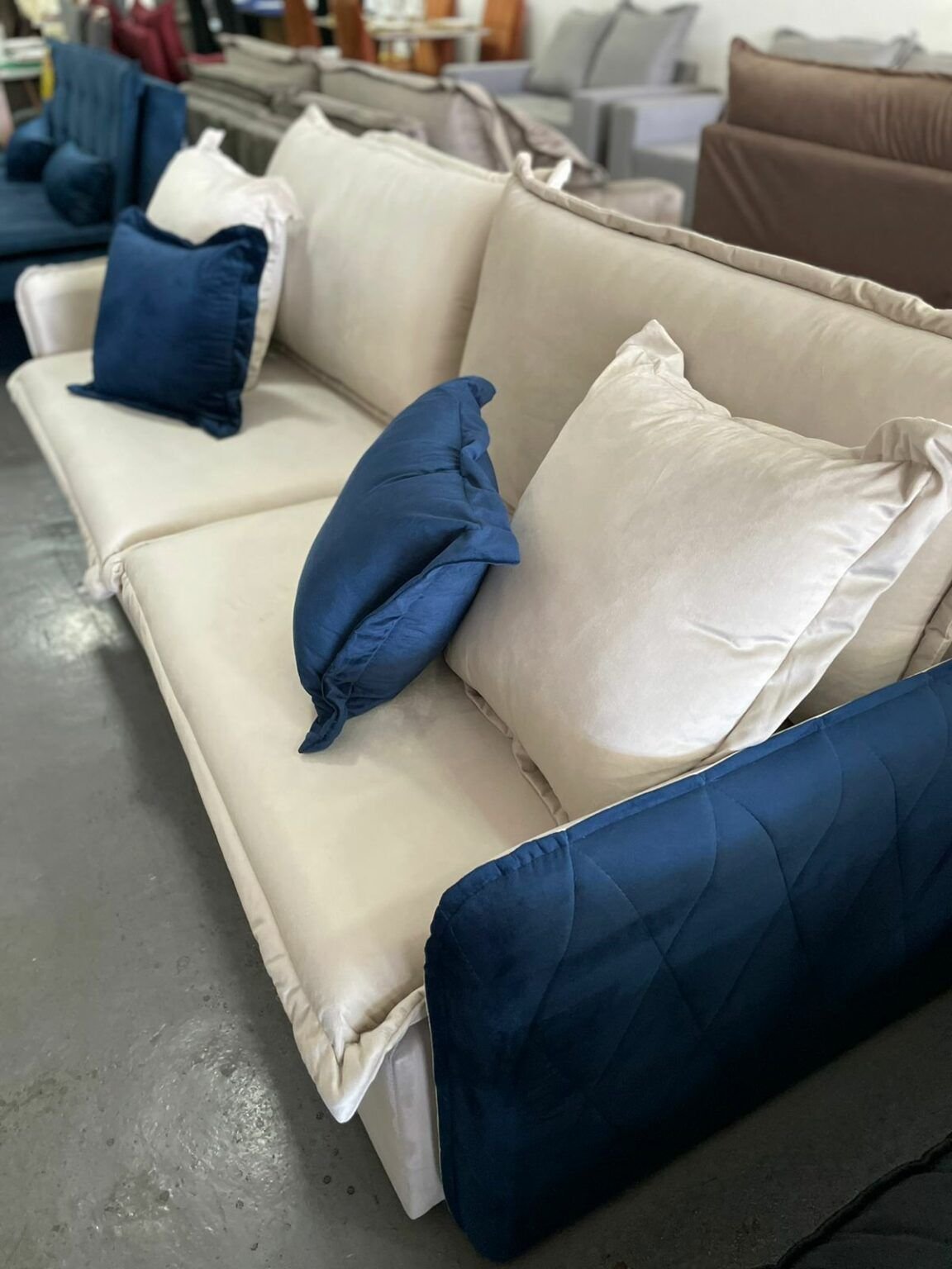 Sofá Cama Retrátil Blog Veludo Marfim/Azul – INNOVE ESTOFADOS - Imagem 2